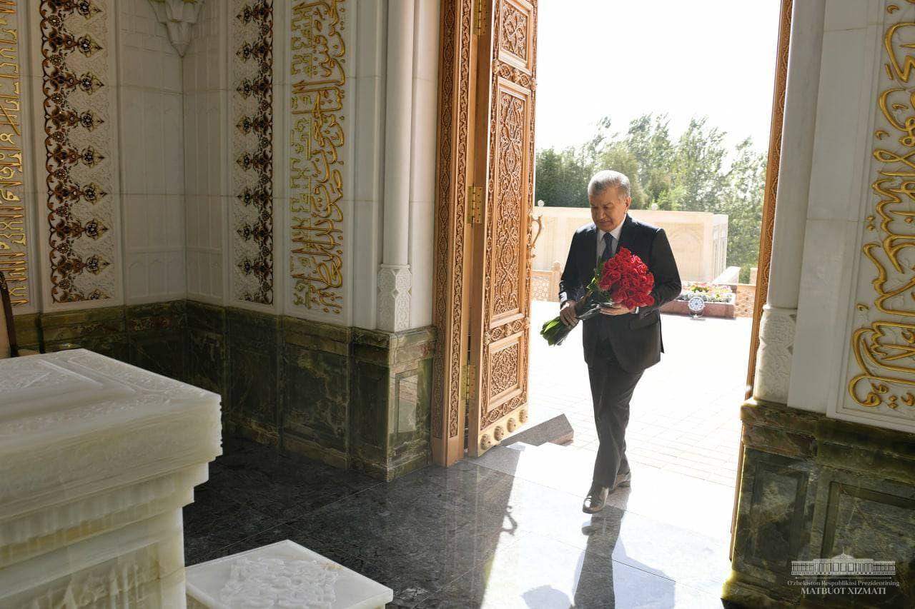 Шавкат Мирзиёев посетил мавзолей Ислама Каримова в комплексе Хазрати Хизр