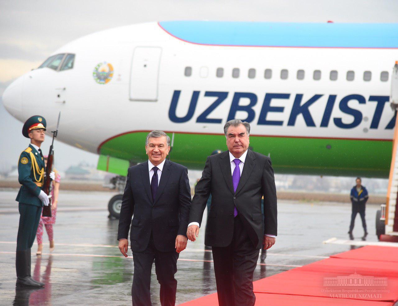 Президента Шавката Мирзиёева торжественно встретили в Таджикистане