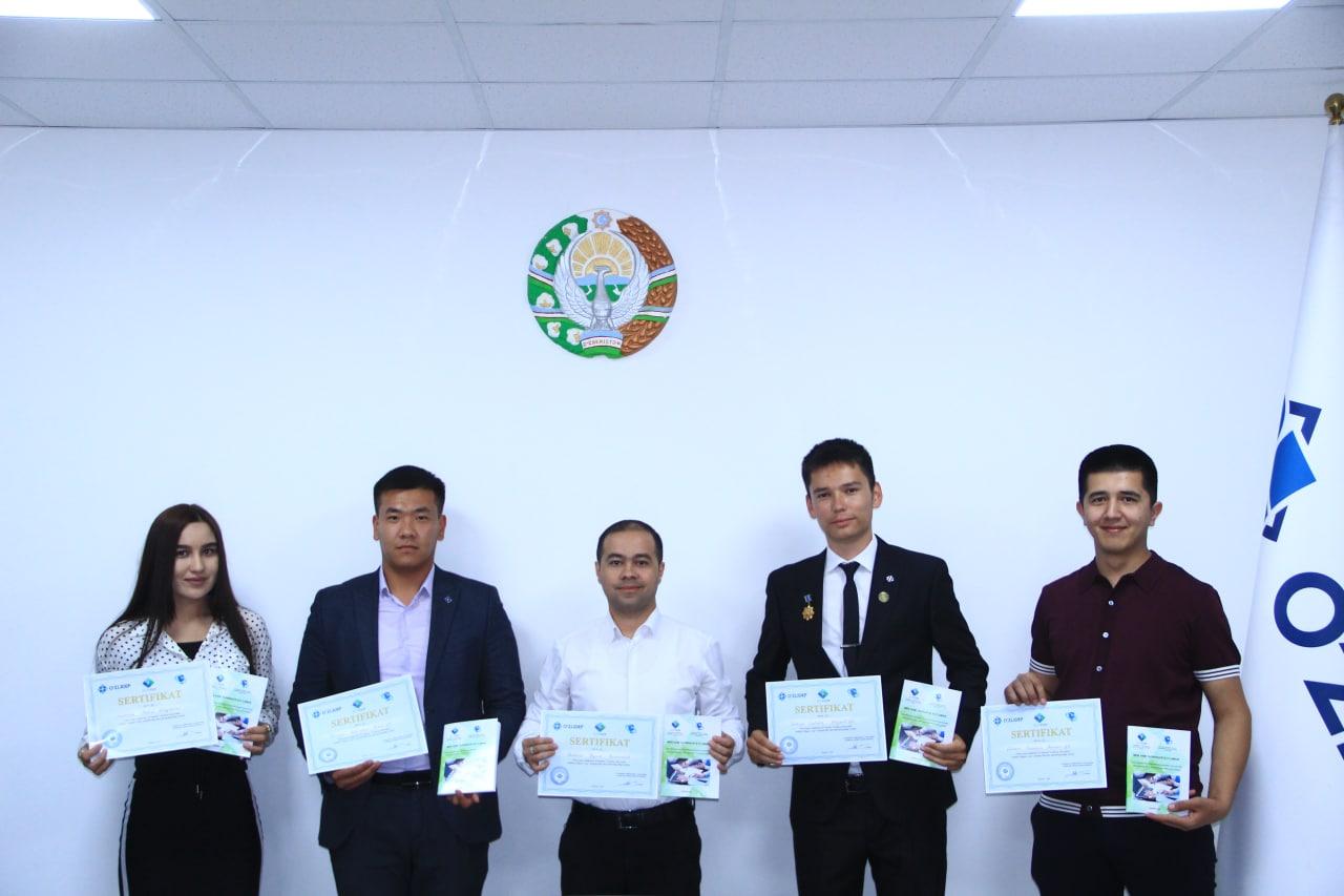 Participants of the “I will become an entrepreneur” project are awarded certificates