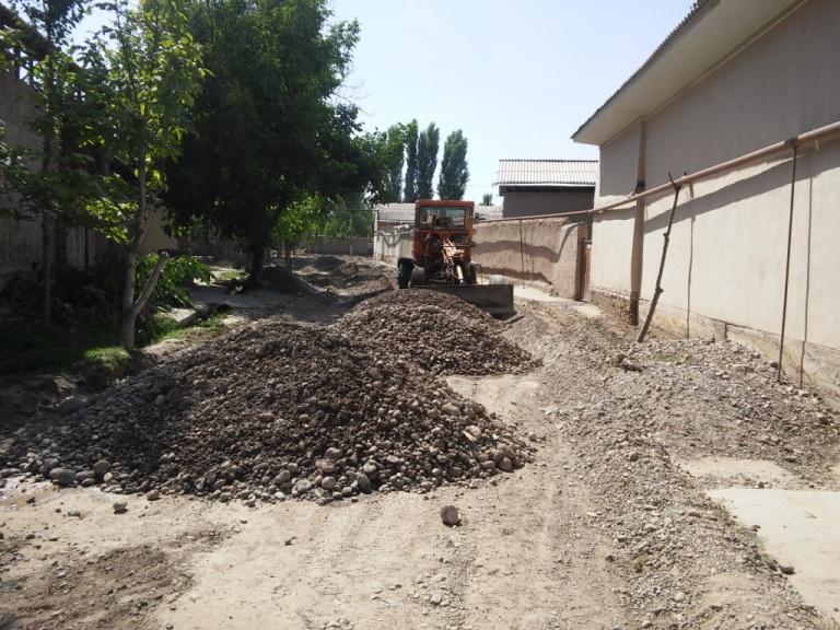 При содействии депутата от УзЛиДеП выложен щебень на 2,5 км дороги в МСГ «Анжирзор»