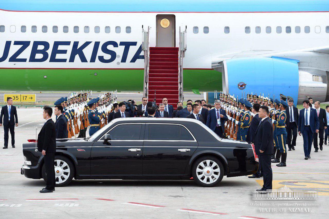 Ўзбекистон Президенти Циндаога етиб келди (фото)