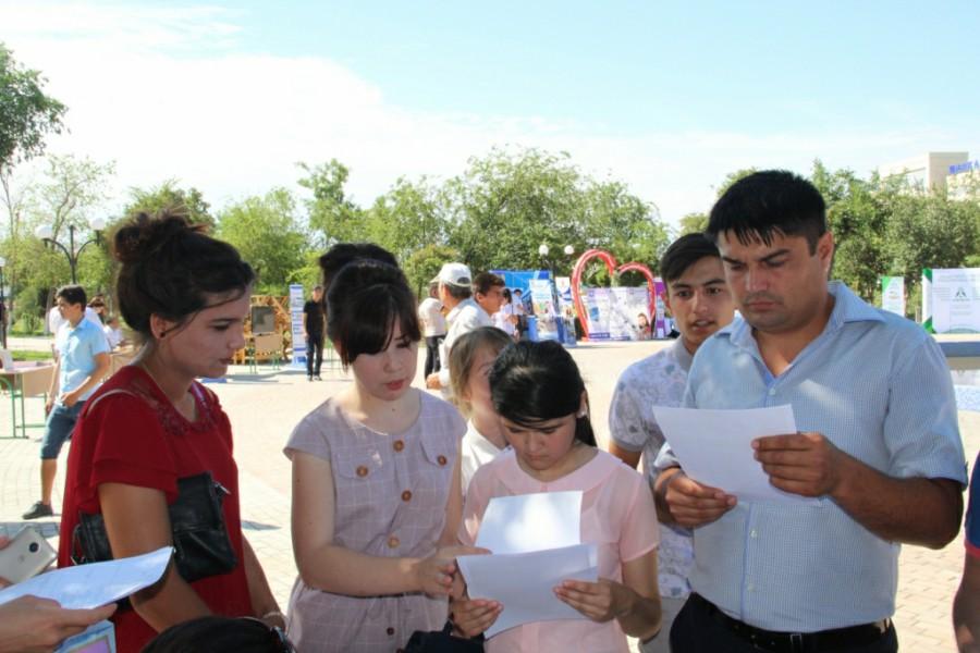 На ярмарке свободных рабочих мест, проведенной по инициативе УзЛиДеП, 12 человек получили работу
