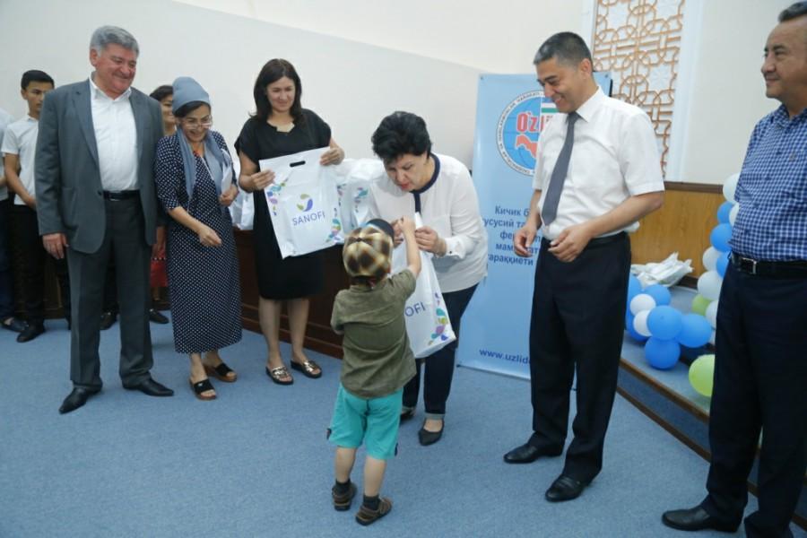 Активисты УзЛиДеП передали лекарственные средства более 180 наманганским детям-диабетикам (фото)