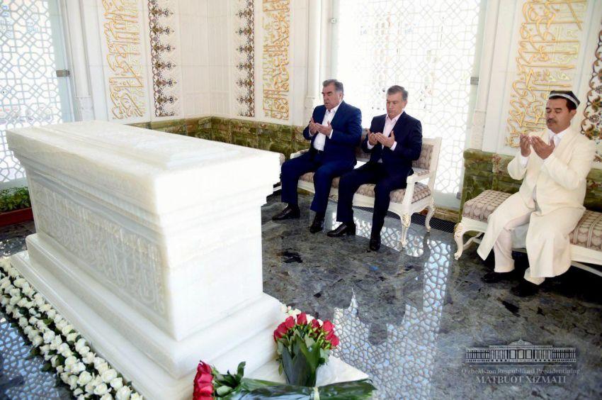 Президент Таджикистана посетил мавзолей Ислама Каримова