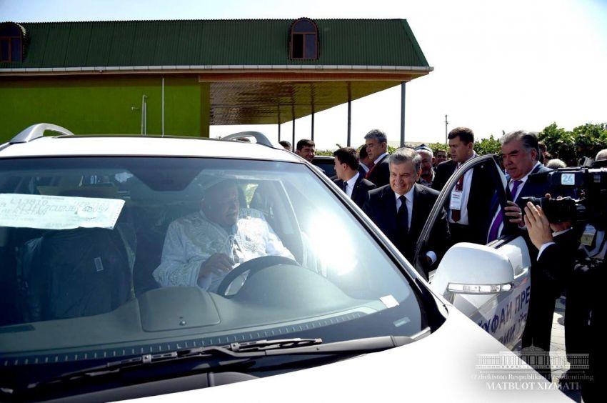 Президент Узбекистана подарил таджикским дехканам автомобили Captiva (+фото)