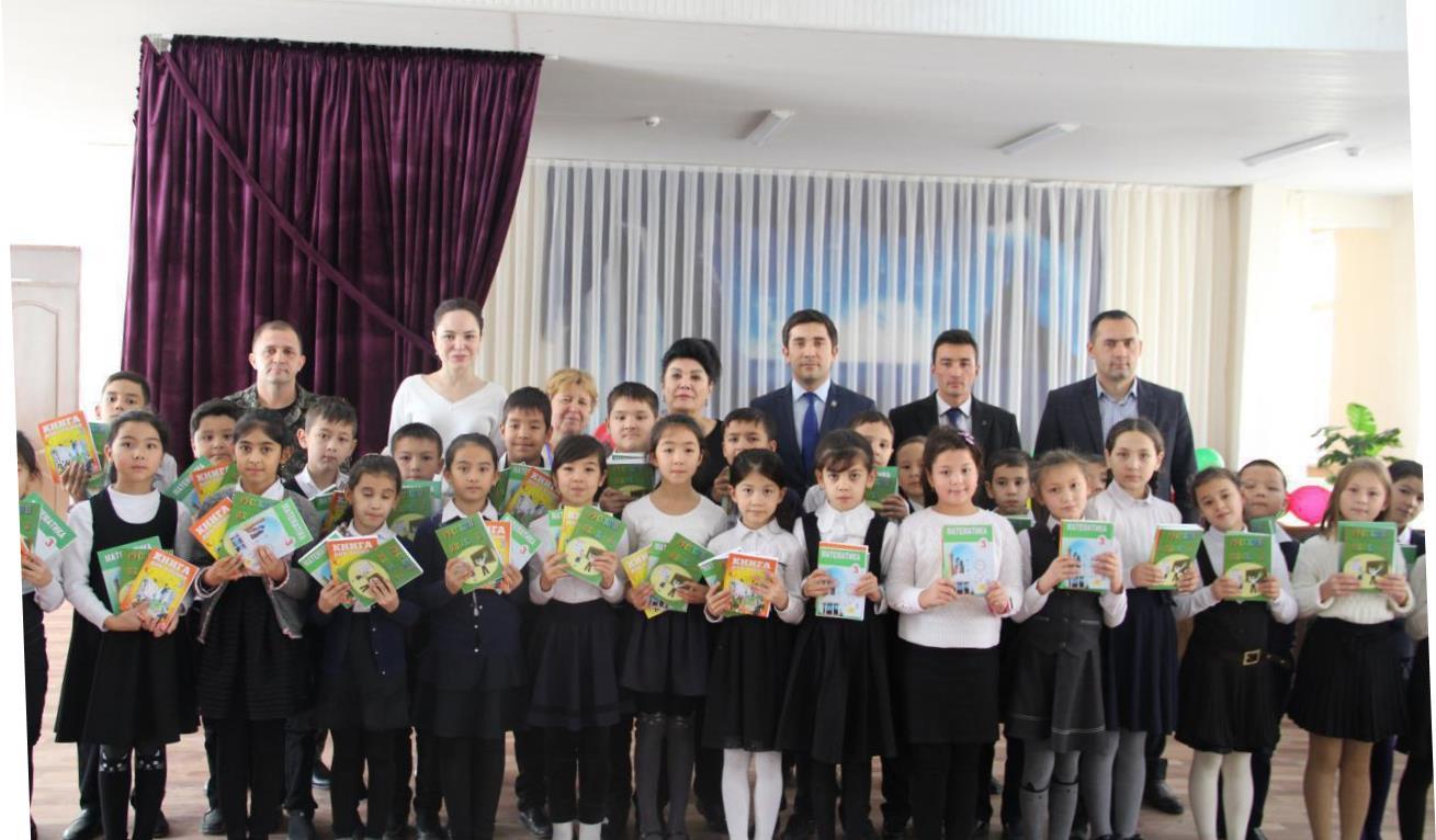 Депутаты от УзЛиДеП подарили учащейся молодежи около 100 книг 