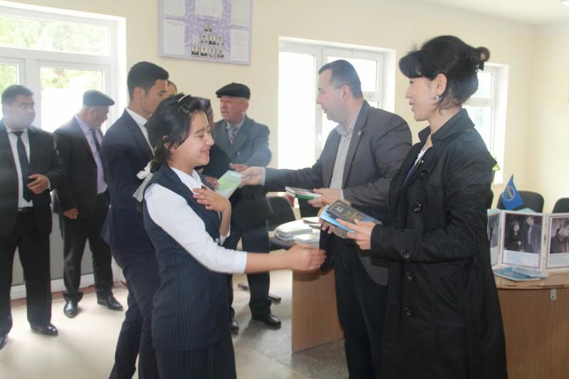 Избранная лидером ППО Д.Жураева подарила школьникам более  150 книг