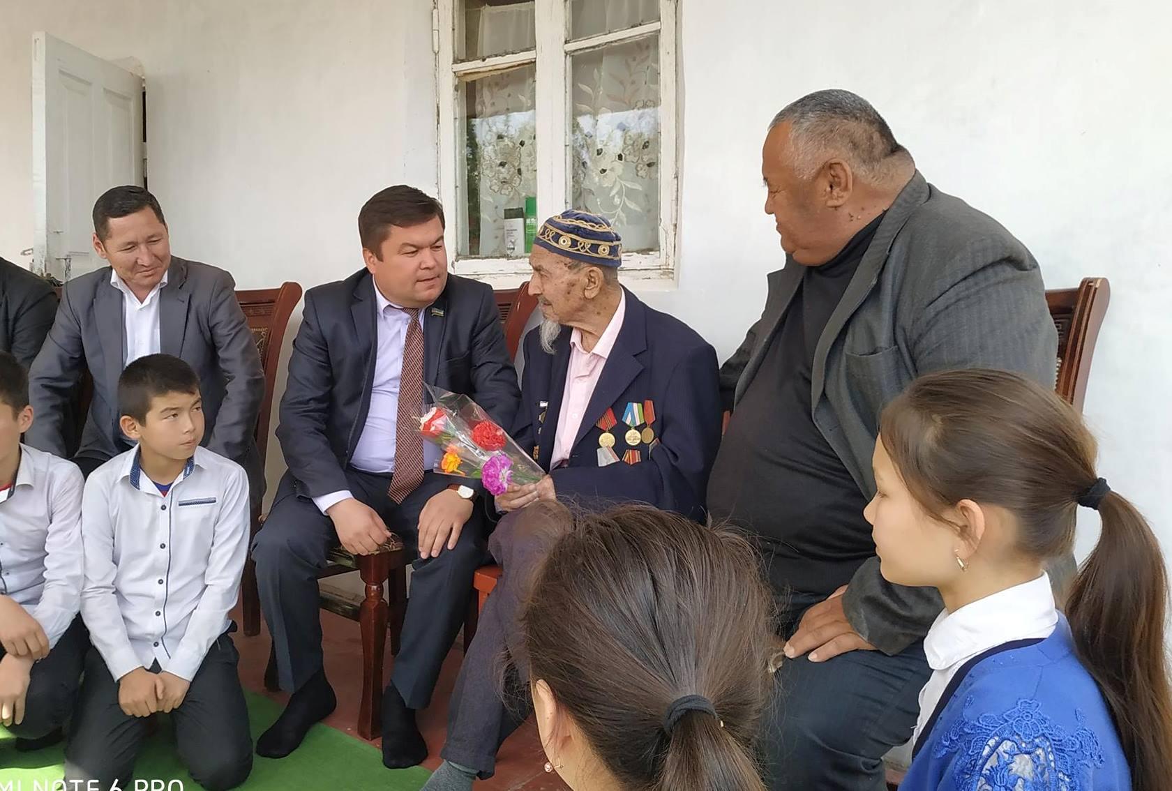 UzLiDeP faction’s member visits participant of the Second World War
