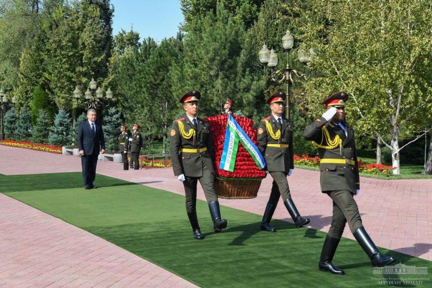 Возложены цветы к подножию памятника Исламу Каримову (+фото)