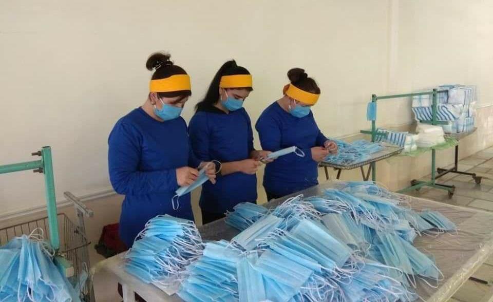 Активисты УзЛиДеП бесплатно распространили медицинские маски среди населения