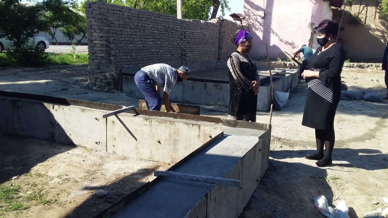 В Намангане депутат УзЛиДеП предоставил нуждающимся семьям строительные материалы и продовольственные продукты