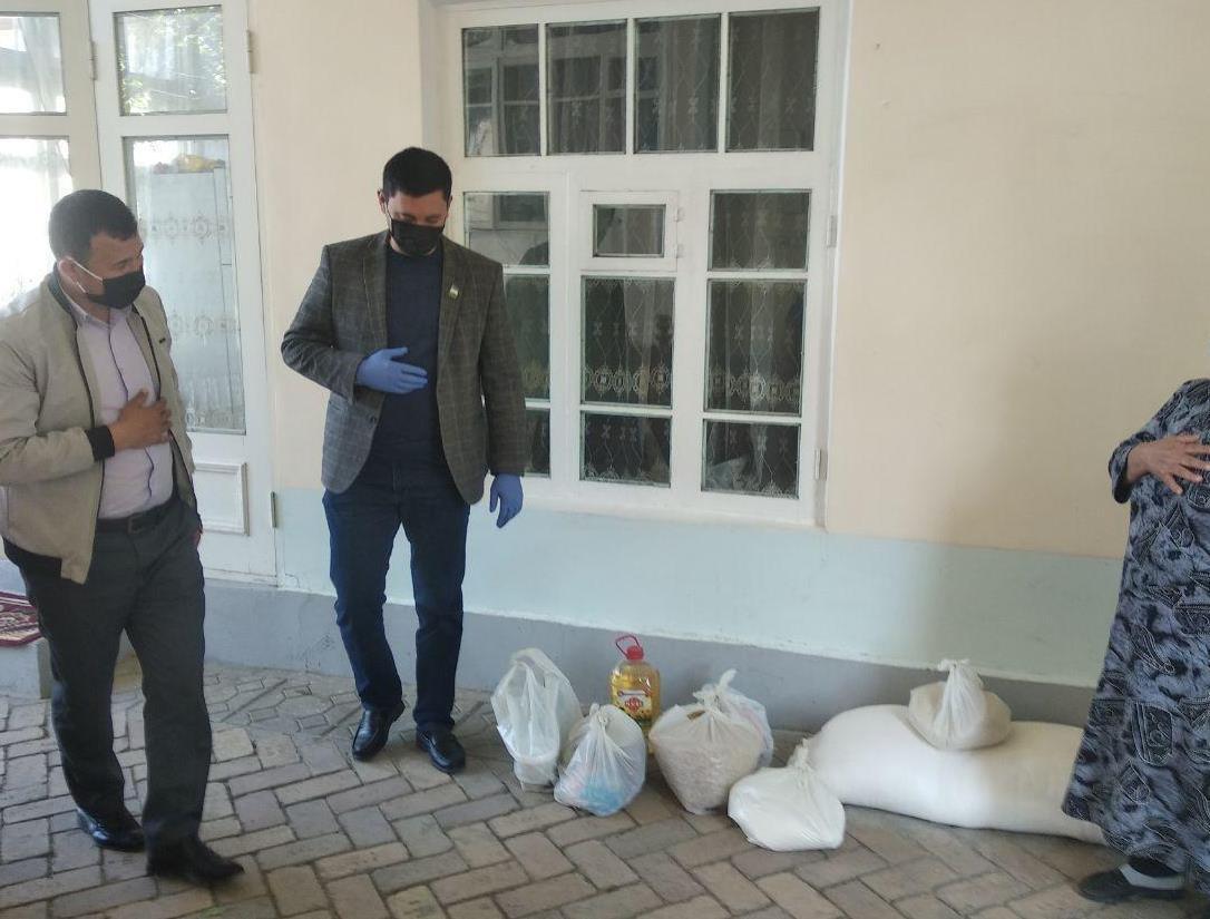 Депутат УзЛиДеП  Акмал Асадов оказал помощь 5 семьям, проживающим в городе Самарканде