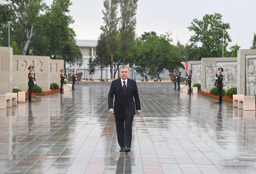 Шавкат Мирзиёев возложил цветы к мемориальному комплексу «Ода стойкости» (ФОТО)