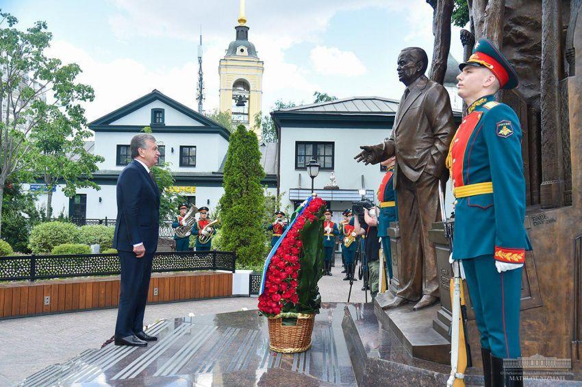Президент Узбекистана посетил сквер Ислама Каримова в Москве (+фото)