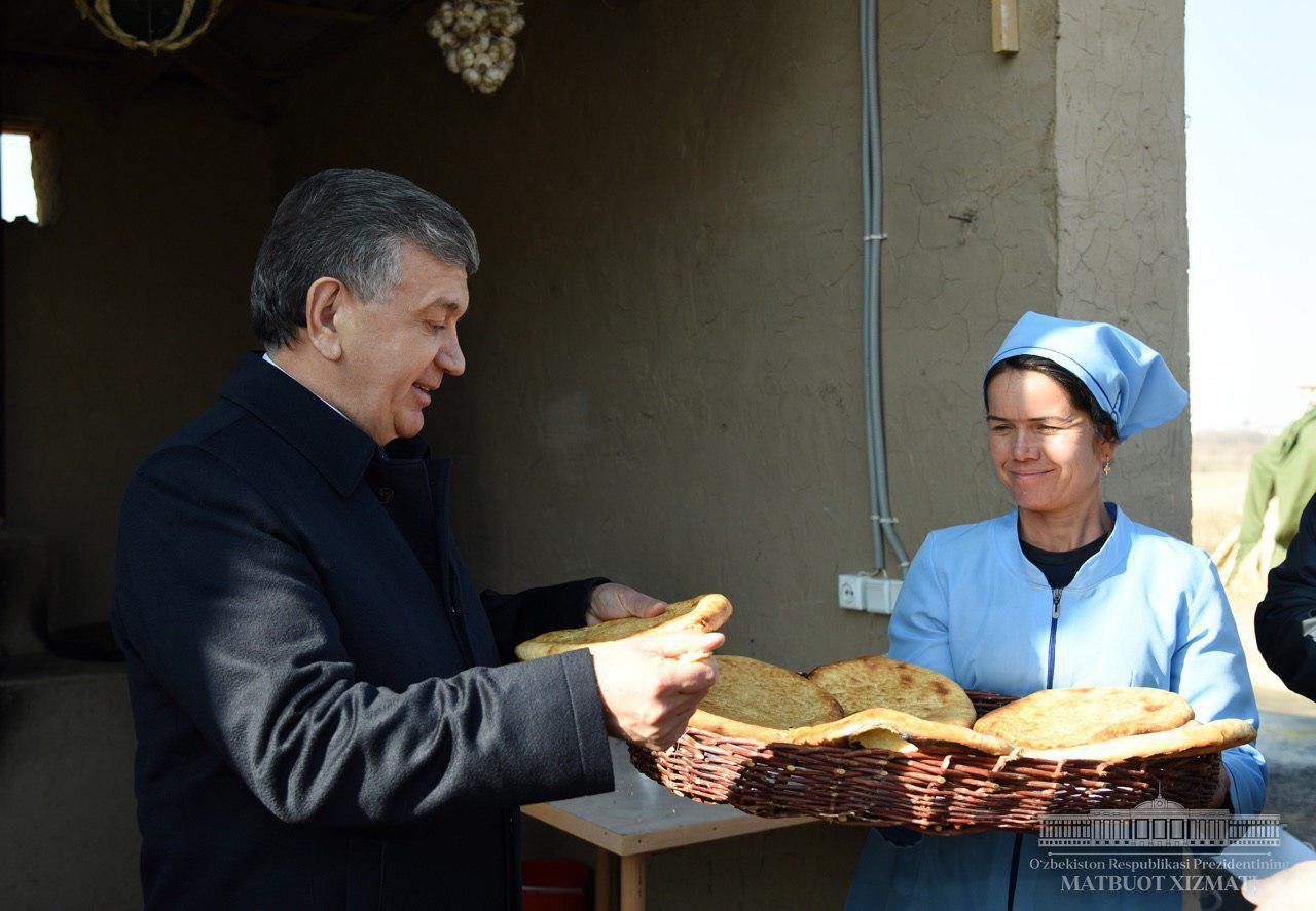 Шавкат Мирзиёев побеседовал с женщинами, пекущими хлеб рядом с гренарней в Термезе