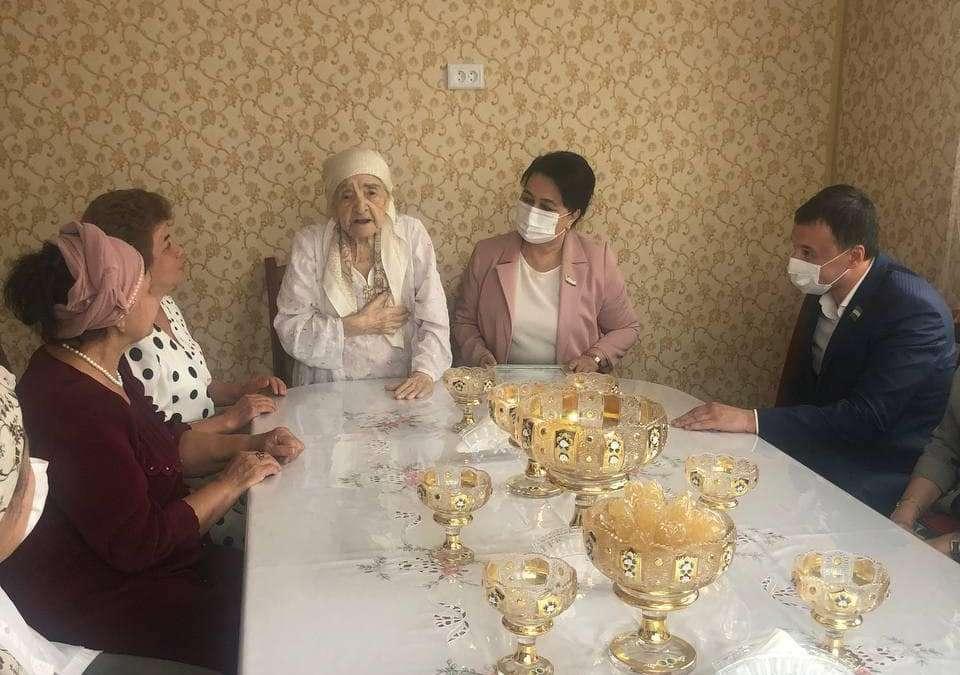 Представители УзЛиДеП навестили Жамилу ая, которой исполнилось 100 лет