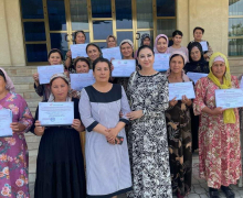 В рамках проекта “Один депутат – помощник ста женщин” 15 безработных женщин прошли обучение и получили сертификаты
