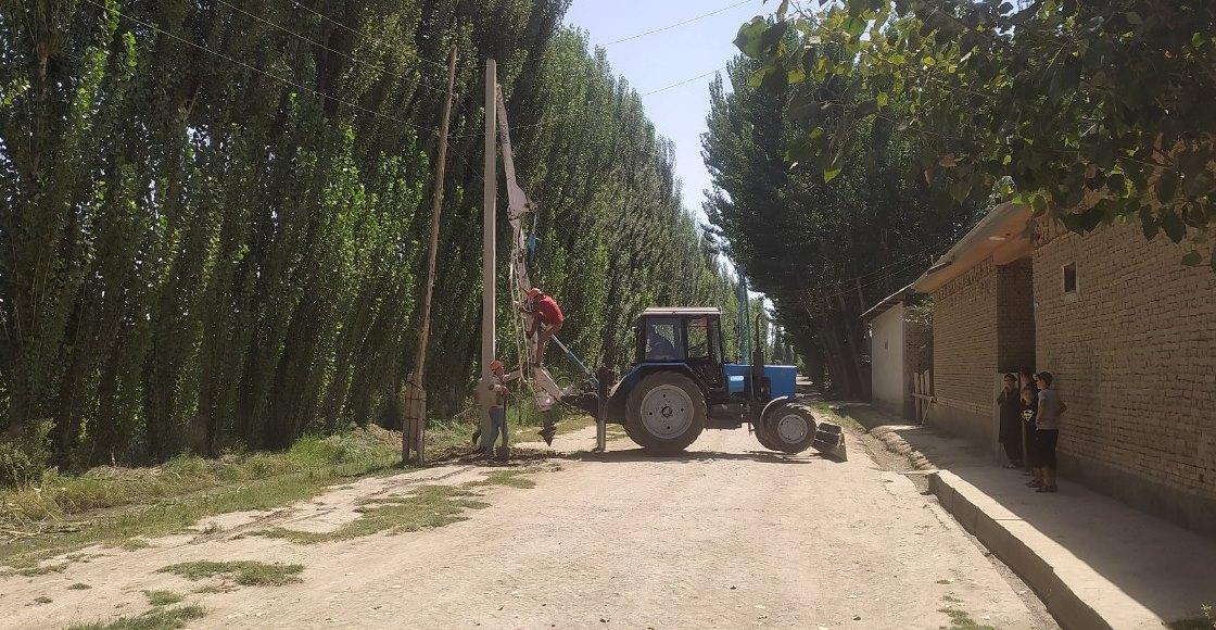 Deputy assisted in installing poles for the power grid in the mahalla