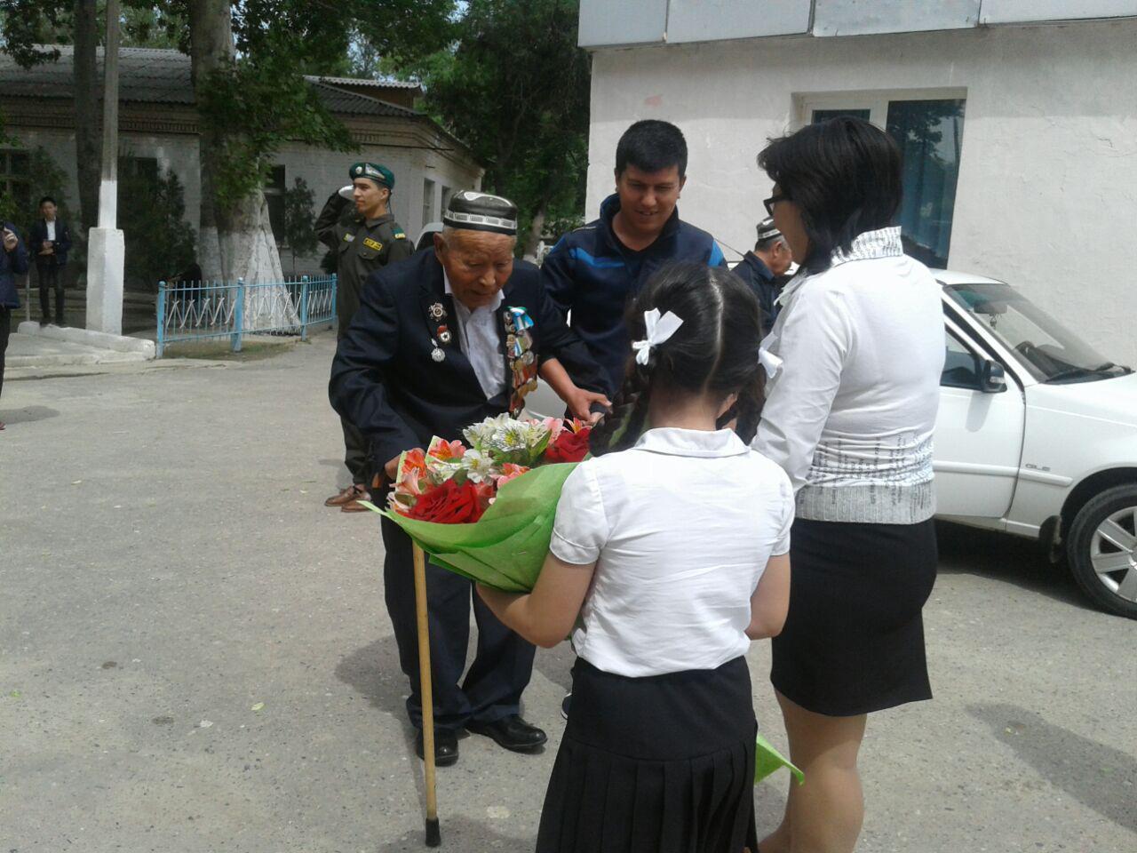 Активисты УзЛиДеП вручили подарки 97-летнему Уктаму-бобо