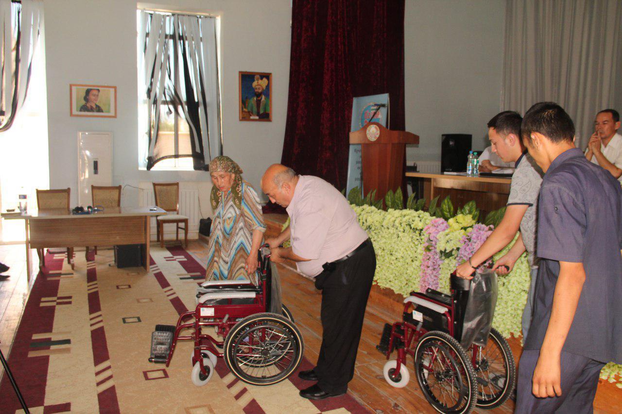 Выездной прием УзЛиДеП: нуждающимся переданы инвалидные коляски