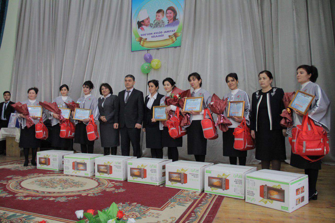 УзЛиДеП наградила группу медицинских работников Наманганской области