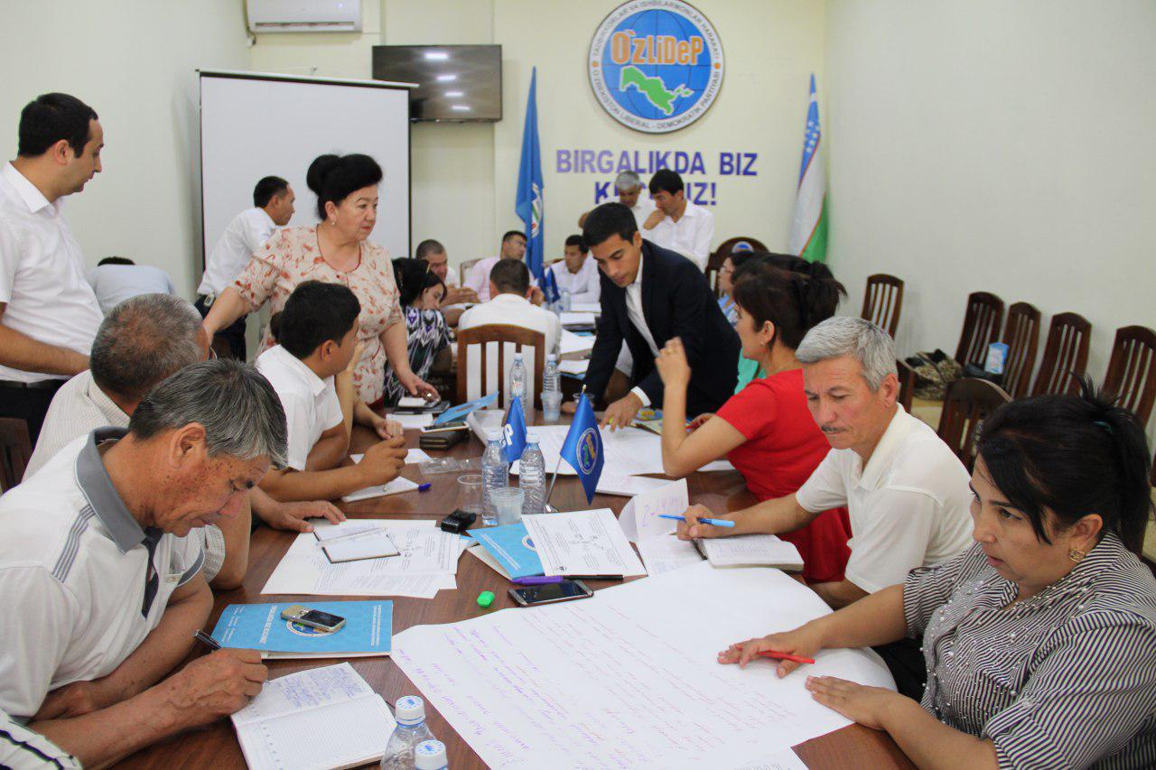 Namangan hosts training workshop for party activists