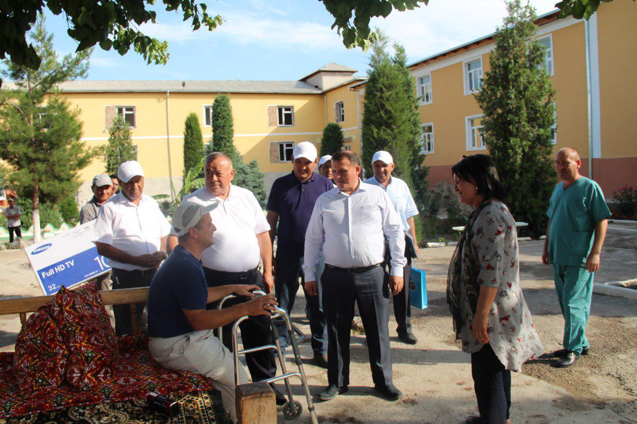 UzLiDeP head Aktam Khaitov helps the Pap district House of Mercy