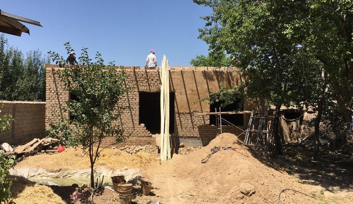 Активисты партии строят дом для малообеспеченной семьи