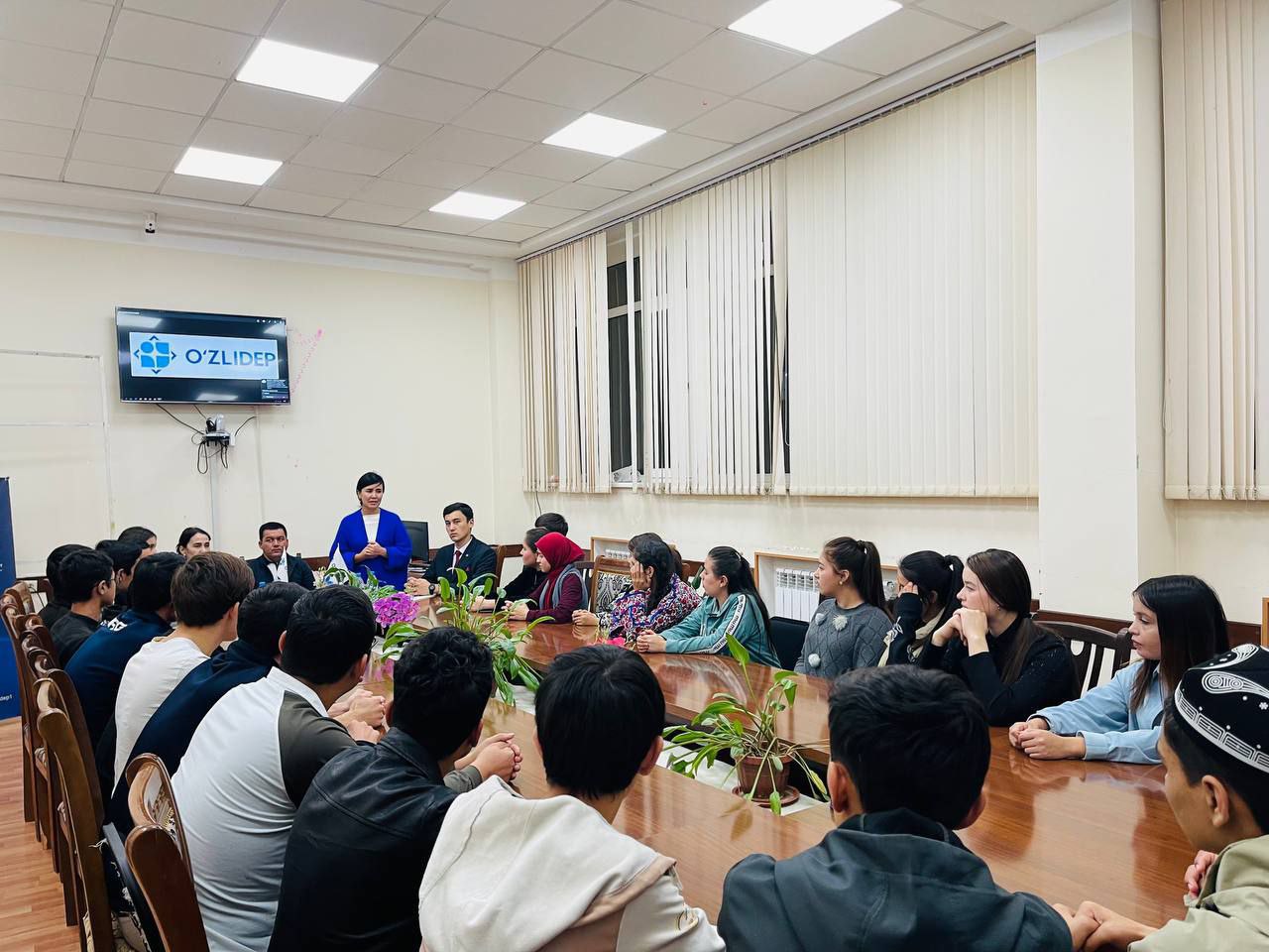 Yoshlar uchun yangi imkoniyatlar eshigi: “Mehnat va imkoniyat” davra suhbati Namanganda o‘tkazildi