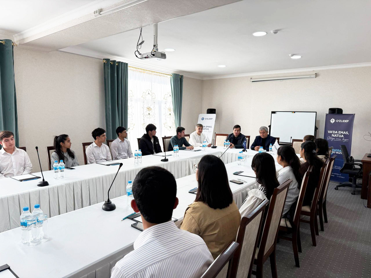 O‘zLiDeP deputati yoshlar bilan muloqotda: bandlik va ta’lim masalalari muhokama etildi