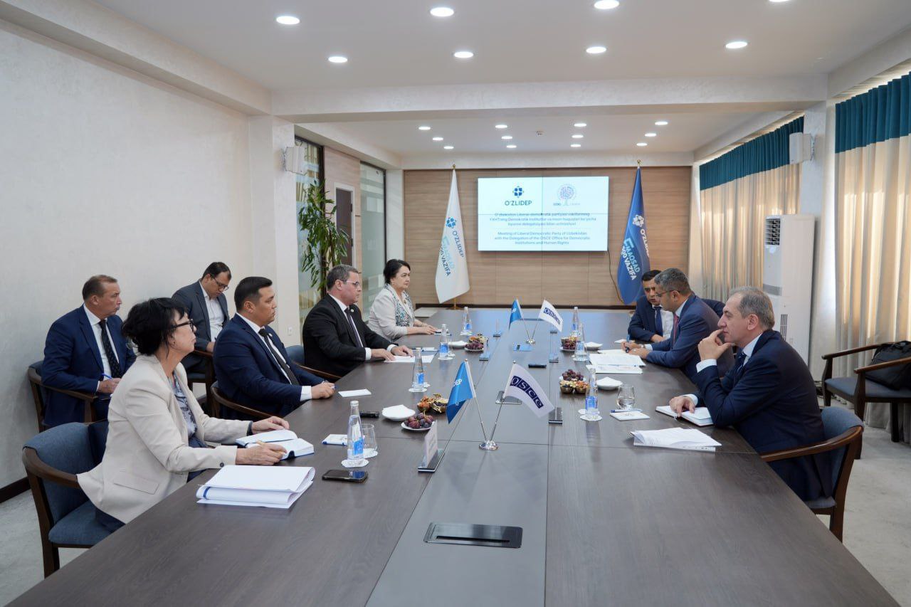 A meeting between UzLiDeP and OSCE/ODIHR representatives takes place
