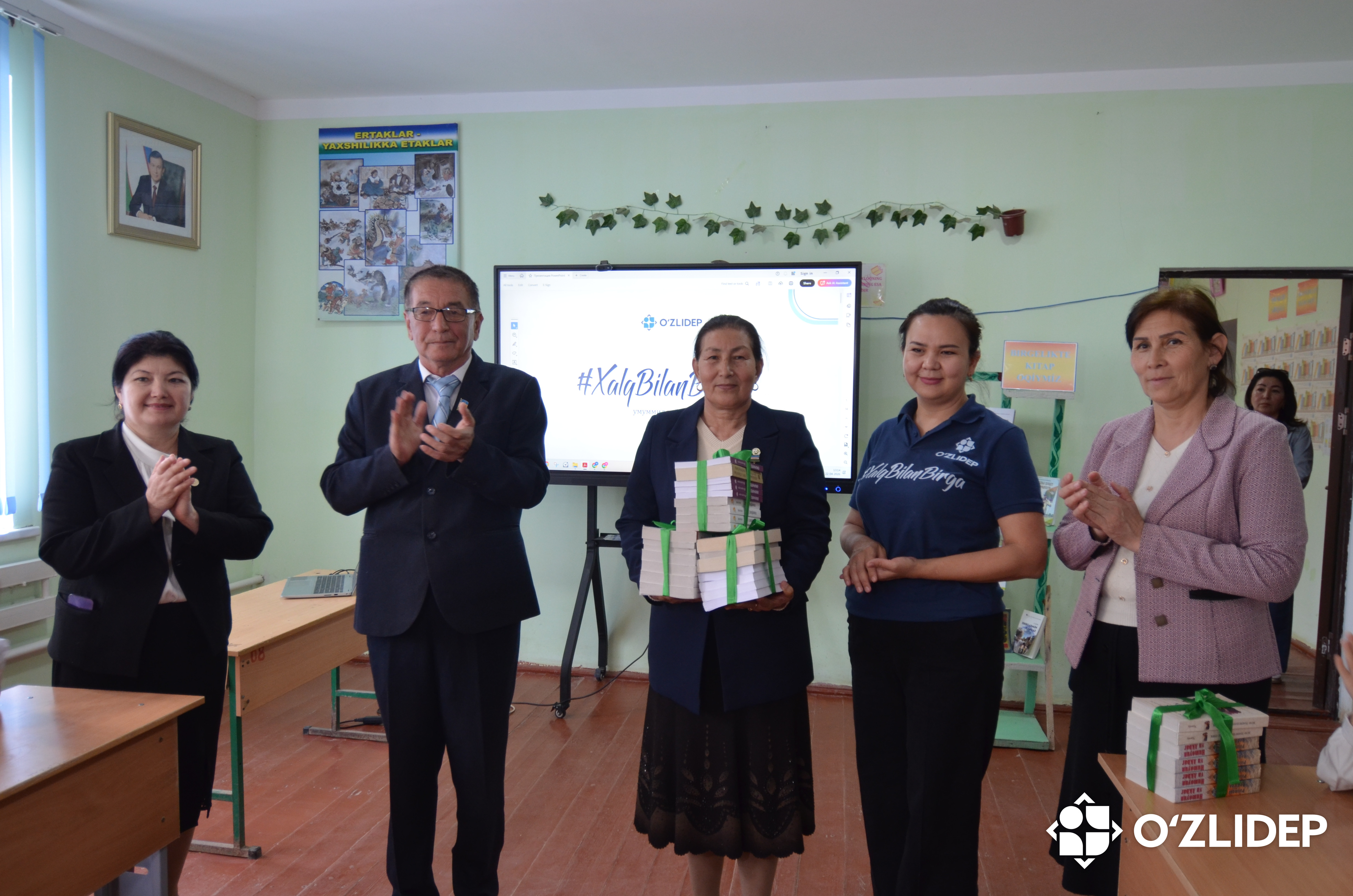 Qoraqalpog‘istonlik deputat maktabga 200 ta kitob sovg‘a qildi